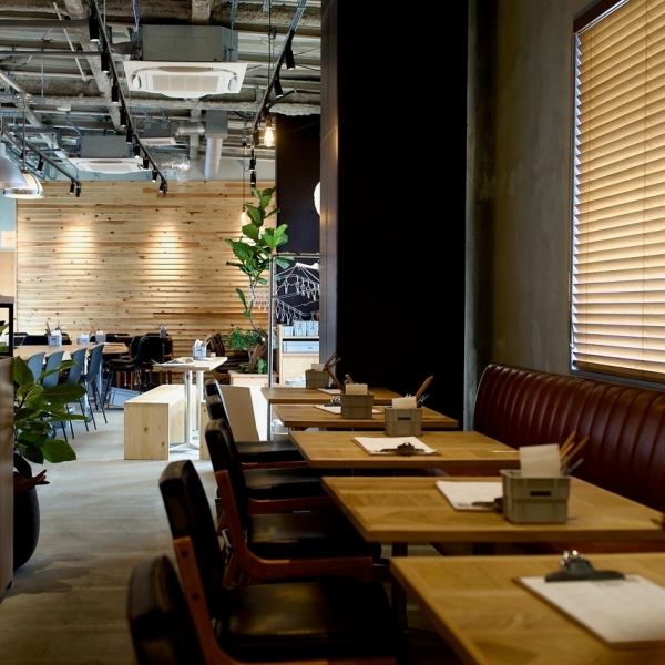 【ゆったりと寛げるソファー席をご用意】女子会や会社帰りの飲み会にもぴったりなソファ席をご用意しております。フカフカのソファーに座って会話を弾ませながら、美味しい料理とお酒を心ゆくまでお楽しみください!!