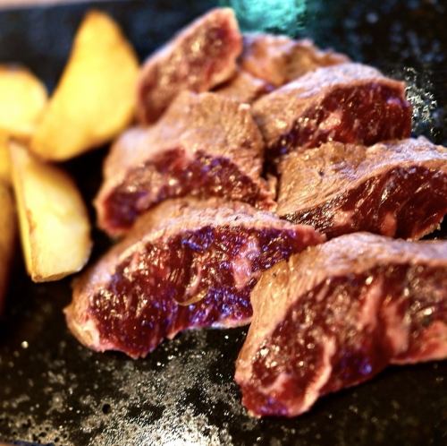 溶岩プレートで焼く国産サーロインステーキ