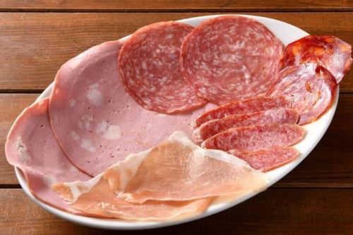 Marriage of raw ham and salami