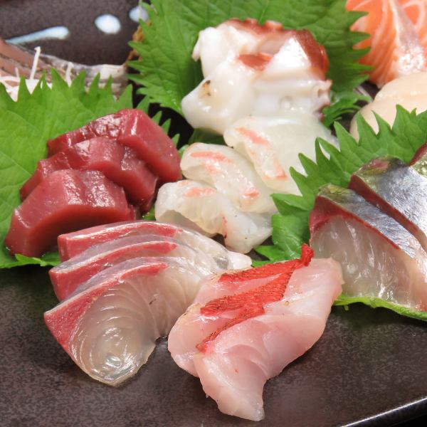 鮮度抜群！！≪新鮮なその日のお造り各種≫旬のお魚を使った刺身から、煮魚・焼き魚までお楽しみ頂けます♪