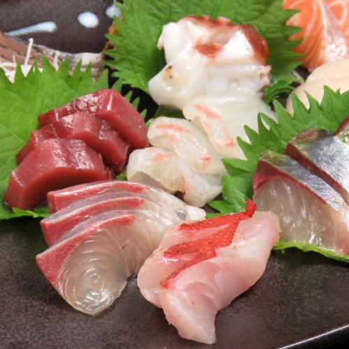 出色的新鮮度«當日各種生魚片»您可以享受從使用時令魚的生魚片到煮魚和烤魚的各種美食♪