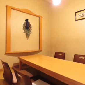 [Private room with sunken kotatsu table] Recommended for various occasions such as dinner parties with loved ones or dates! Please enjoy our delicious cuisine to your heart's content in a high-quality, relaxing space that is one step above the rest.Can be connected to accommodate up to 7-8 people.