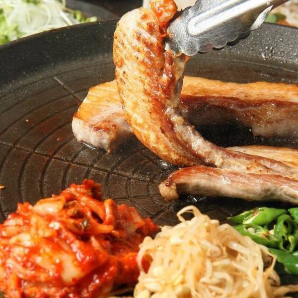 ジューシーな豚の三枚肉を豪快に焼き上げるまるから人気の「厚切りサムギョプサル」！！（1人前～）