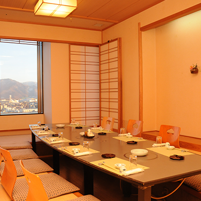 [Fuji]您可以和家人朋友一起享用家人的正餐和宴會。《榻榻米12張榻榻米，挖坑，8-10人》