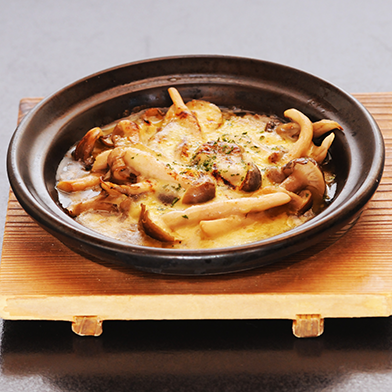 Grilled maitake mushrooms and shimeji mushrooms with cheese