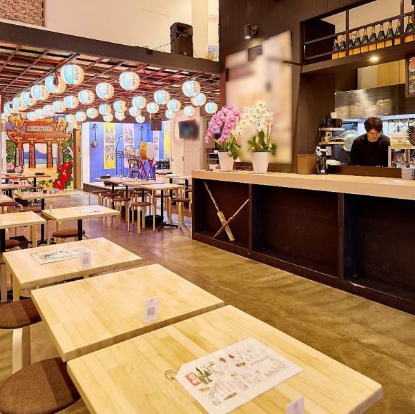 アットホームな雰囲気で広々とした空間に、ゆったり座れるテーブル席をご用意しております。お一人様から大人数まで、様々なシーンに合わせてご利用いただけますよ♪仲間とのお食事はもちろん、観光でのご利用にもぴったりです。開放感あふれる空間で、楽しいひとときをお過ごしください。