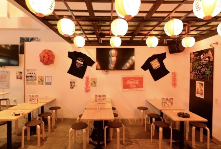 最大60名様まで着席可能な広々とした空間は、お店まるごと貸切も対応可能です◎着席は60名様、立食であれば90～100名様までご利用いただけます。国際通り屋台村内に位置しており、アクセスも抜群なので、会社での打ち上げやイベント、慰労会などにも最適です。皆様のご来店をお待ちしております！