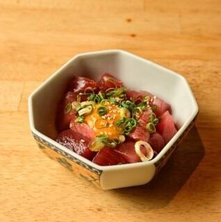 【新鮮×濃厚】なはまぐろユッケ◆沖縄の味と出会う一皿