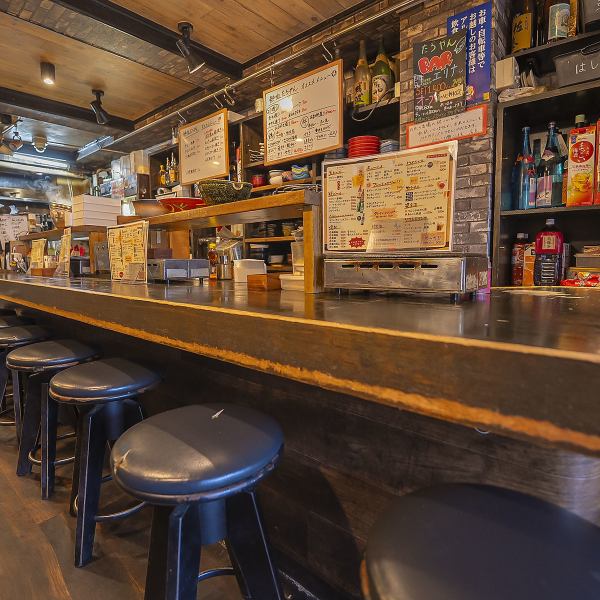 お一人様でも気軽に立ち寄れるカウンター席♪アットホームな雰囲気の店内は、お仕事帰りのサク飲み・サク飯にも最適です！メニューが豊富なのでお好きなものが必ず見つかるはず！！ゆったりと自分だけの時間を満喫していただけます♪