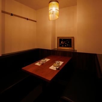 広々としたお席はゆったりとくつろげることが可能です。全席が完全個室でございますので、お客様だけのプライベートなお時間をお過ごしいただけます。