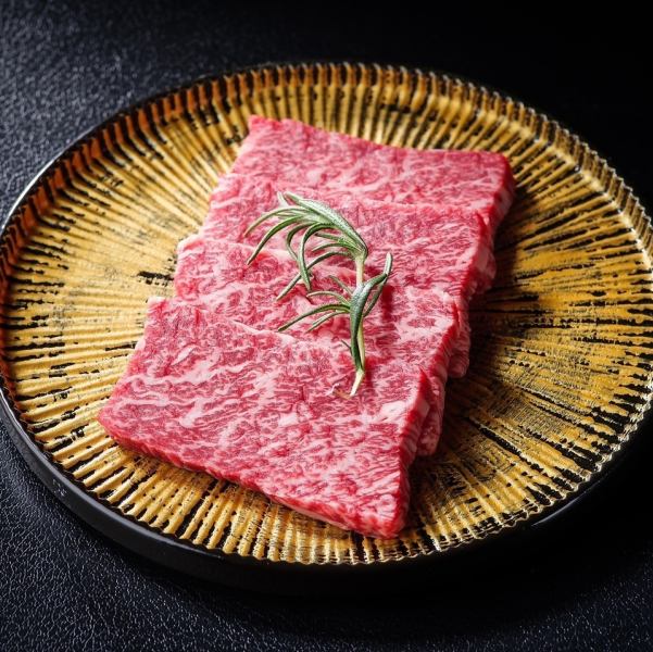 熟練技で切り出す様々な部位、こだわりの焼肉を堪能！