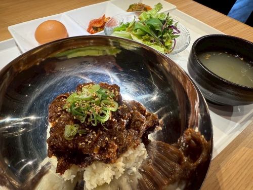 すじ煮込み丼