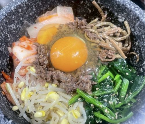 香ばしさと旨みの共演　石焼ビビンバ