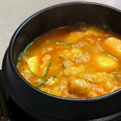 本場韓国の味！旨辛スープがクセになる【スンドゥブ】