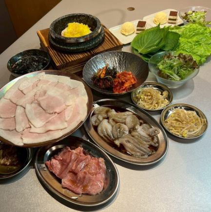 【僅限工作日】盡享道地韓國料理!女生聚會套餐,內含烤豬肉和蒸豬肉,僅需3,480日元