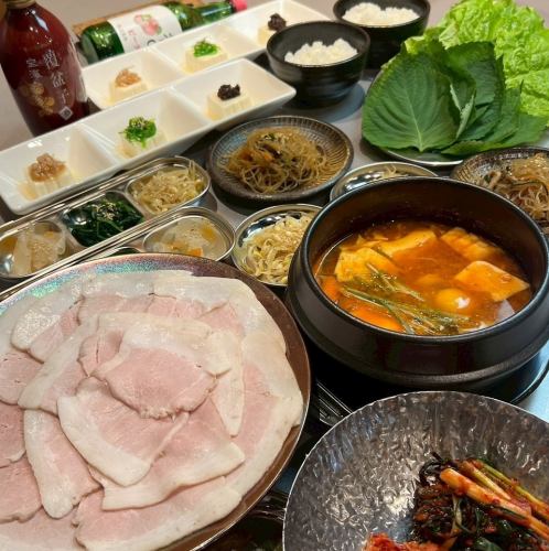 韓国の絶品ゆで豚！野菜で包んで楽しむ【ポッサム】