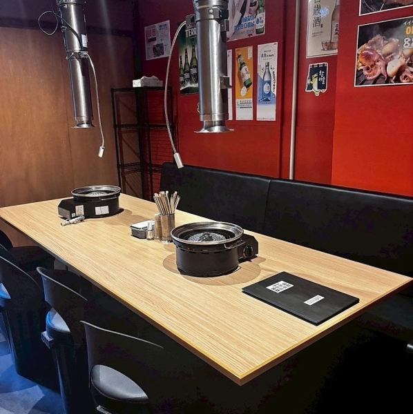 【分煙対応フロア】１階は完全禁煙ですが、２階は電子タバコのみ喫煙可能です。愛煙家の方も、そうでない方も安心してお過ごしいただけます。また、２階は人数に合わせて調整可能な半個室。25名様以上でフロアの貸切も可能です。少人数でのお食事から大人数でのご宴会まで様々なシーンでご利用ください。