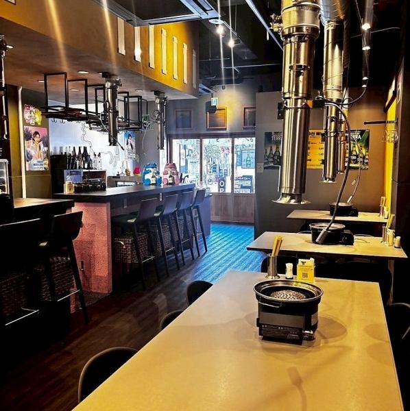 【テーブル席とカウンター】ゆったりとした広めのテーブル席はカジュアルな飲み会やお食事に最適です。韓国で人気のドラム缶型チェアはお荷物を収納可能。韓国気分を盛り上げます♪サクッと楽しみたい方にはカウンター席も◎お一人様はもちろん、デートでのご利用にもおすすめです。席のみのご予約も承ります