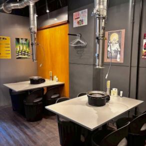 【1階テーブル席/2～4名様×3卓】0次会や2軒目利用にもおすすめ！4名様までご利用いただける１階のテーブル席はご家族でのお食事に最適。ベビーカー入店や離乳食の持ち込みOK！お子様用食器もご用意していますので、お子様連れのお客様にも安心してご利用いただけます。また、月～木は23時、金・土は24時半まで営業してます