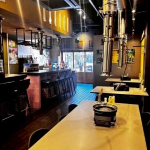 【カウンター席／1名様×8席】お一人様歓迎！ちょい飲みやカジュアルデートに◎仕事帰りのちょい飲みに最適！当店のカウンター席は、お一人様でもお連れ様とでも気楽に楽しめる特等席です。目の前で料理が出来上がるライブ感にワクワクしながら、お気に入りの韓国酒で乾杯するひとときは格別。