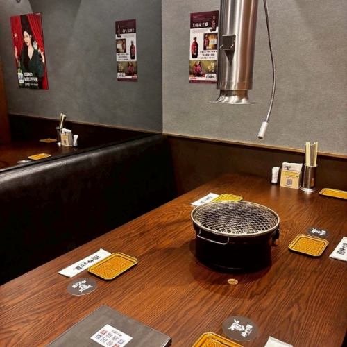 【完全個室／2~6名様×1室】ご接待や少人数でのご会食、誕生日・記念日利用におすすめ。2~6名様の少人数でご利用いただける居心地の良いプライベート空間です。周りを気にせずお過ごしいただけるため、ご接待やご会食といったビジネス利用はもちろん、記念日や誕生日など特別なお祝いにもおすすめです。