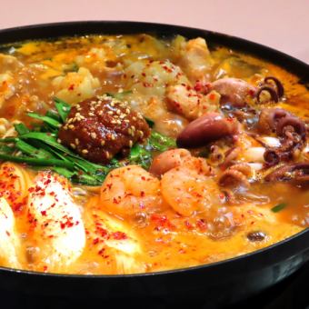 韓国釜山（プサン）の豪華韓国鍋ナッコプセセット（旨辛）　2000円