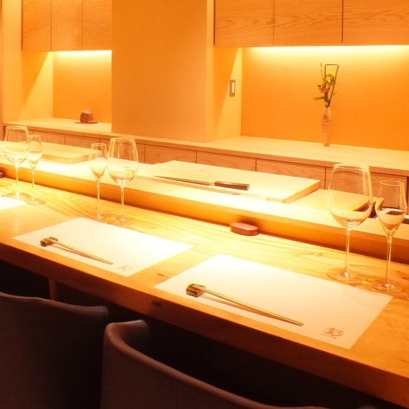 【Popular Counter Seats】 Counter seats made from natural wood are designed to be spacious and comfortable.While talking to the chef, please enjoy local sake (5 to 8 dishes) with a delicious crock dishes.
