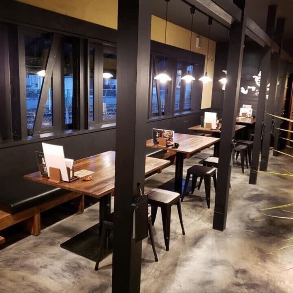 店内はゆったりとお過ごしいただける空間が広がっており、隣のお席との間隔も広めに取っているので料理やドリンクをゆっくりとお楽しみいただけます。また、温かみのある照明や木のテーブルが落ち着いた雰囲気を演出しております。お食事を楽しむ至福のひとときをどうぞ。