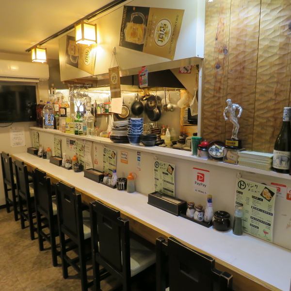 JR立川駅南口から徒歩約5分とアクセス抜群!1階は、カウンター席でお一人様でもふらりと入りやすいアットホームな空間です。温かな雰囲気の中で素材の味にこだわったたこ焼きとお酒をゆっくりと楽しむことができます。