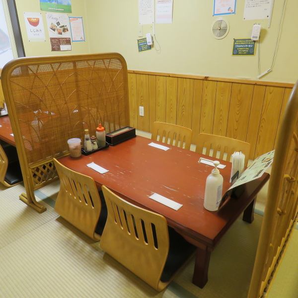 2階には畳に座椅子、木のテーブルを設えた和の空間が広がります。照明は明るめの暖色系で、温かみのある雰囲気は大人数での宴会や友人同士の飲み会に最適。足を伸ばしてリラックスしながら、賑やかな時間を。