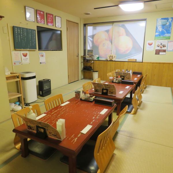 和の空間がひろがる、アットホームな雰囲気が魅力の店内。1階でサクッと飲むもよし、2階でじっくり語らうもよし。どんなシーンでも温かく迎えてくれる、宴会もお一人様も訪れやすい親しみやすさ満点の空間です。