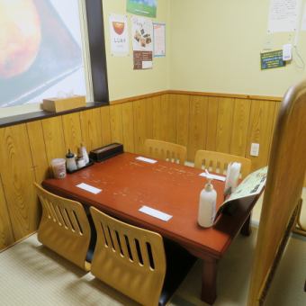 仲間とワイワイ楽しむのにちょうどいい距離感の4名席。たこ焼きの香りをみんなで共有でき、自然と会話が弾む空間です。料理もお酒も取りやすく、気軽に盛り上がれるのが魅力。少人数でもグループでも、居心地よく過ごせるバランスの良い席です◎