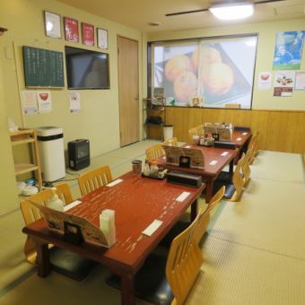 気軽に貸し切れる2階フロアは、周りを気にせず盛り上がれる特別な空間。12名までのグループにちょうど良いサイズで、宴会・打ち上げ・仲間内の集まりに最適です。落ち着いた雰囲気で料理と会話をじっくり楽しめる、プライベート感たっぷりの憩いの場所。13名以上でご予約の方は店舗にお問い合わせください。