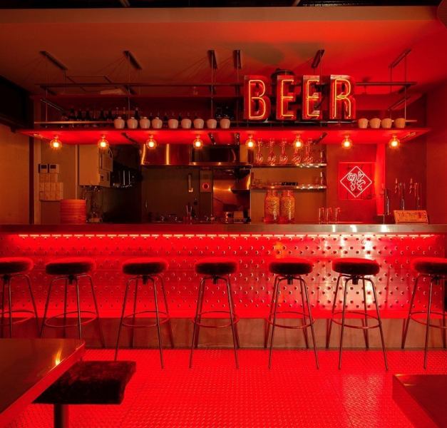 クラフトビールが豊富に揃っており、カウンター席で一人でゆっくりと飲むこともできます。ボードゲームも置いてあるので、友人や仲間と一緒に楽しむこともできます！さらに、ショットも充実しており、お酒好きの方にも満足していただけるラインナップとなっています。ショットを楽しむのも、当店の醍醐味の一つです！
