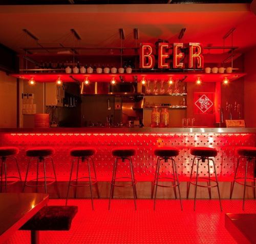 <p>クラフトビールが豊富に揃っており、カウンター席で一人でゆっくりと飲むこともできます。ボードゲームも置いてあるので、友人や仲間と一緒に楽しむこともできます！さらに、ショットも充実しており、お酒好きの方にも満足していただけるラインナップとなっています。ショットを楽しむのも、当店の醍醐味の一つです！</p>
