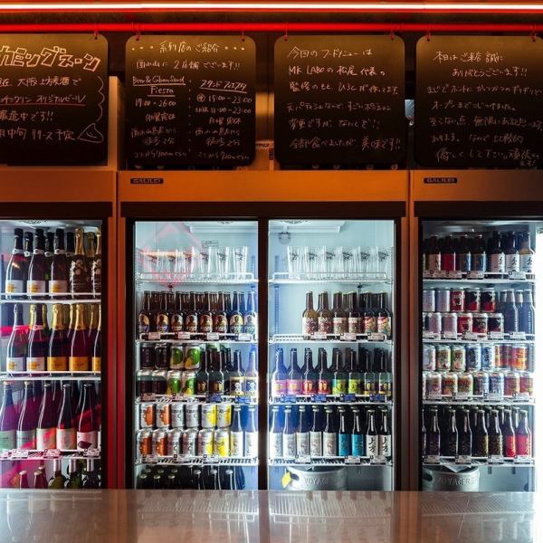 冷蔵庫は店内のネオン調の内観に合わせてデザインされており、ガラス扉で覆われているため、中に何が入っているか一目瞭然です！スタッフも、お客様が選んだビールの種類について、丁寧に説明いたします！料理に合わせたビールのオススメも提案しますので、より美味しい食事とビールのペアリングを楽しむことができます！