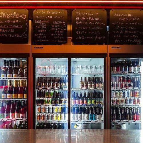 <p>冷蔵庫は店内のネオン調の内観に合わせてデザインされており、ガラス扉で覆われているため、中に何が入っているか一目瞭然です！スタッフも、お客様が選んだビールの種類について、丁寧に説明いたします！料理に合わせたビールのオススメも提案しますので、より美味しい食事とビールのペアリングを楽しむことができます！</p>