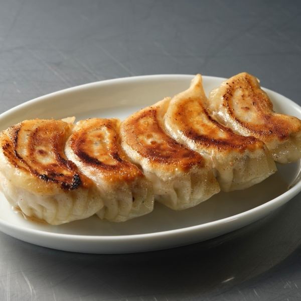 満足度◎当店自慢の焼き餃子！（税込）350円