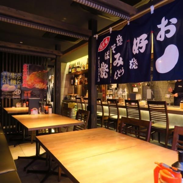 【テーブル席】当店のテーブル席はこだわりの落ち着いた空間で、様々なシーンにぴったりです。友人との楽しい飲み会や、デート、女子会、会社の集まりなど、どんな利用シーンでも快適にお過ごしいただけます。広々としたテーブルで、ゆったりと会話を楽しみながら、贅沢なひとときをお楽しみください。