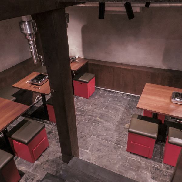 厨房から最短の1階席は、半ば隠れ家のような雰囲気。上司とまじめな話×焼肉するなら「あかやしろ」へ！