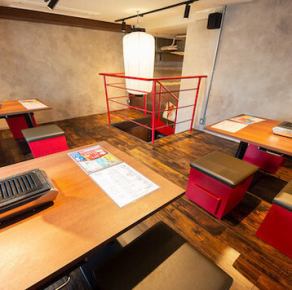 The table seats on the second floor are spacious.