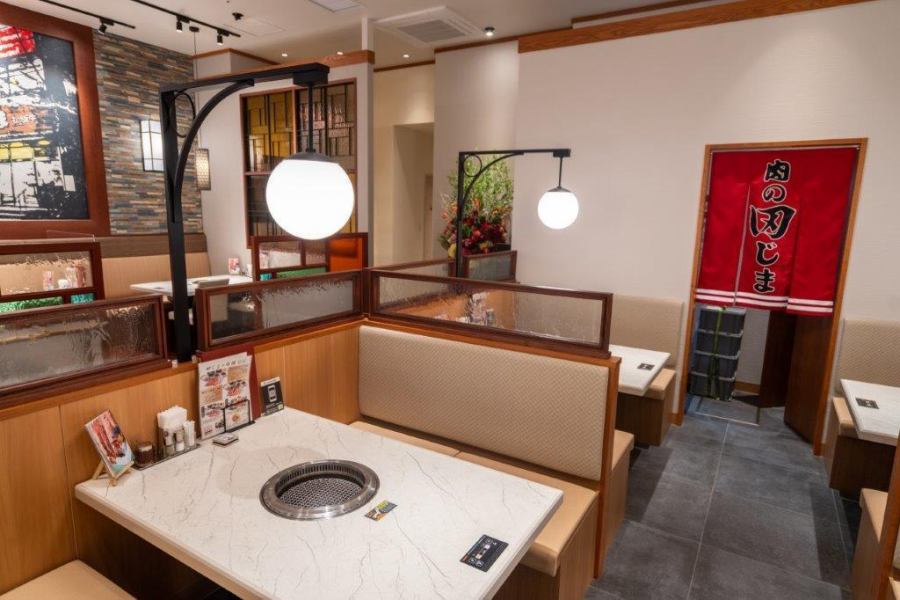 【落ち着いた店内は広々テーブルをご用意】店内は42席ご用意。会社の各種宴会はもちろん、お子様と一緒のママ会や女子会など少人数から大人数までの宴会にご対応可能◎お食事のみのお客様も可能ですので、あらゆるシーンにお使いください。