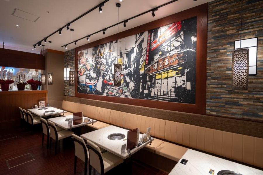 【広々とした寛げる店内】テーブル席をご用意しております。ソファータイプと椅子タイプがありますので、ご希望をお伝えいただければご配慮いたします。店内は禁煙となっておりますので、お子様はもちろん、女性の方も安心してお食事をお愉しみいただけます。木の温もり溢れる、落ち着いた大人の空間です。