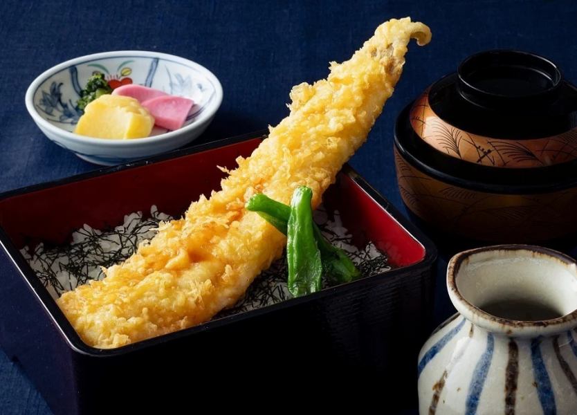 It sticks out! Single fried conger eel tempura bowl