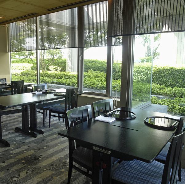 俯瞰綠色的玻璃封閉室內營造出寧靜的氛圍。您可以慢慢享用正宗的日本料理。