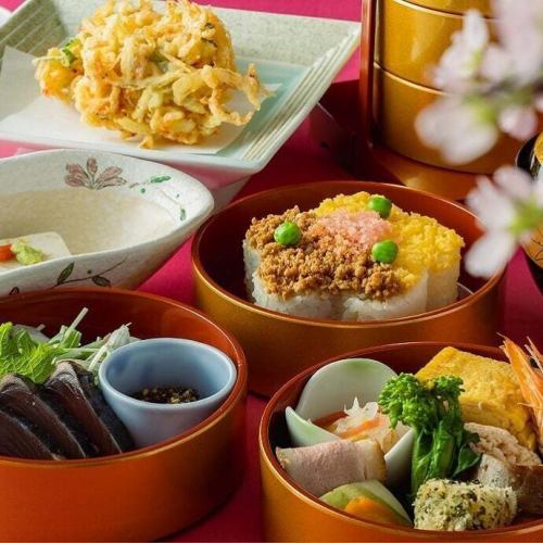 [Hanami Three-Tiered Lunch Box] A lunch box filled with spring ingredients such as bamboo shoots, rape blossoms, and cherry shrimp (only available in March and April)