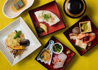 【鯉城三段重】季節の味覚をふんだんに詰め合わせた人気のお重ランチ