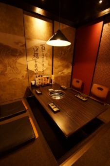 少人数でもご利用可能♪4名様までご利用いただける個室席です。間接照明で落ち着いた暖かい雰囲気なので居心地もよく思わず長居してしまいそう。周りを気にせずにお食事をお愉しみいただけるので女子会にもオススメ！