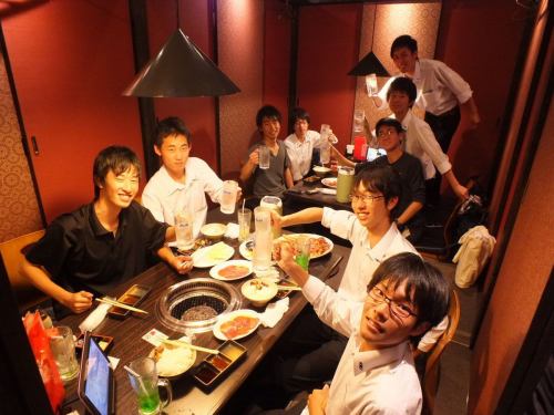 和モダンなプライベート空間の個室で楽しいひとときを♪