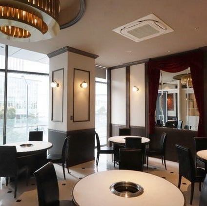 店内貸切は着席56名様、立食なら最大100名様までに対応可能◎開放感のある上質空間は、結婚式二次会や同窓会、企業パーティーなど幅広いシーンにご利用いただけます。馬車道駅直結「北仲ブリック＆ホワイト2F」に位置し、アクセスも抜群で迷いにくい！お電話にてお気軽にご相談ください。